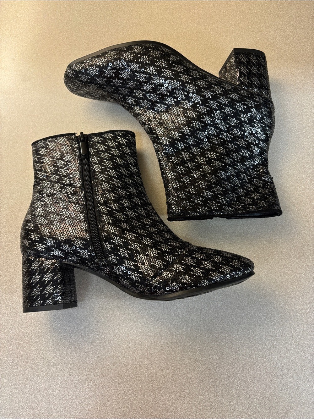 Amelia Grace Black & Silver Sequined Houndstooth Julia Ankle Boots Size 6 - Picture 6 of 10
